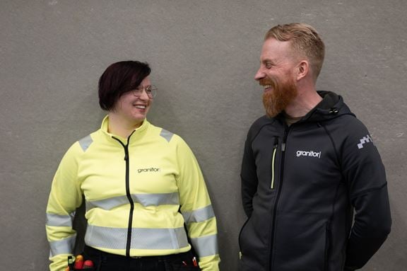 Illustration av tre bostadshus och en industribyggnad som är sammanlänkade via molnet.