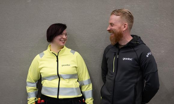 Illustration av tre bostadshus och en industribyggnad som är sammanlänkade via molnet.