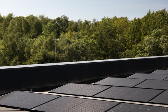 Solcellsinstallation på tak på tågstation