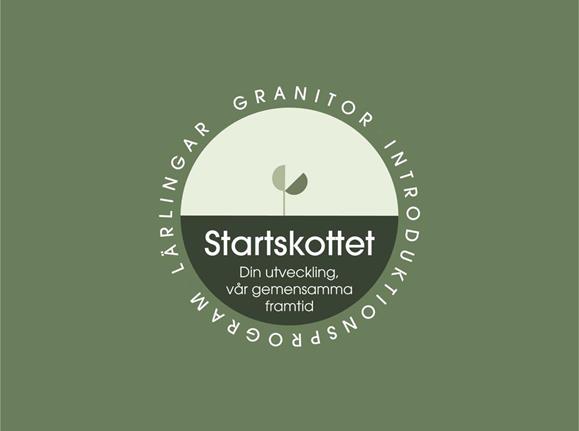 En illustration av ett grönt litet växtskott från en brun jord. I jorden står det 'Startskottet - din utveckling, vår gemensamma framtid.' Inramat som en cirkel står det: 'Granitor. Introduktionsprogram. Lärlingar.'