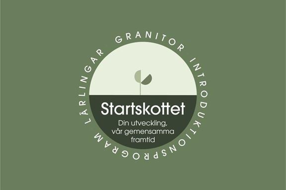 En illustration av ett grönt litet växtskott från en brun jord. I jorden står det 'Startskottet - din utveckling, vår gemensamma framtid.' Inramat som en cirkel står det: 'Granitor. Introduktionsprogram. Lärlingar.'