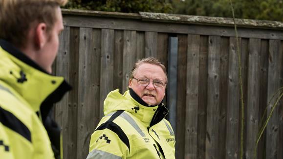 Mentorn Ulf går och samtalar med lärlingen Hugo.