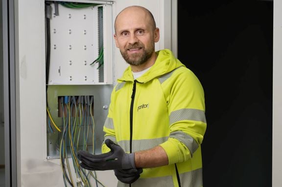 Alexander är lärling på Granitor Electros avdelning fastighetsautomation i Västerås.
