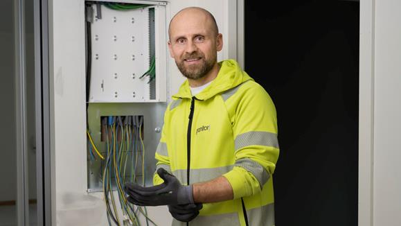 Alexander är lärling på Granitor Electros avdelning fastighetsautomation i Västerås.