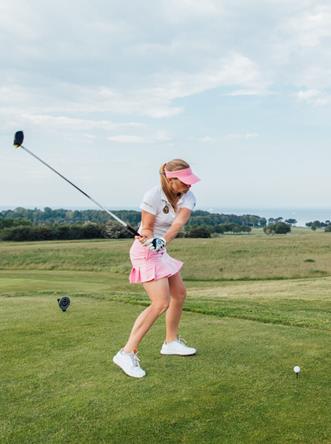 En kvinna som spelar golf