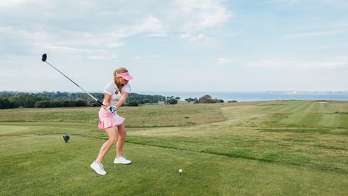 En kvinna på en golfbana