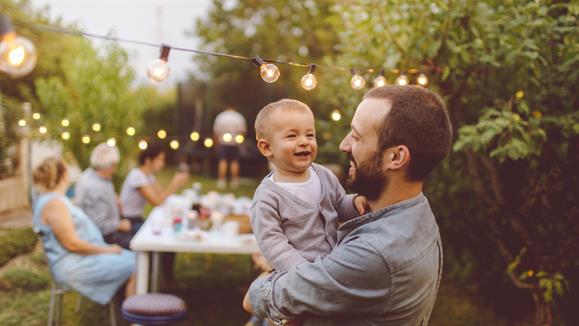 Pappa och son vid en middagsbjudning utomhus