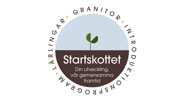 En illustration av ett grönt litet växtskott från en brun jord. I jorden står det 'Startskottet - din utveckling, vår gemensamma framtid.' Inramat som en cirkel står det: 'Granitor. Introduktionsprogram. Lärlingar.'