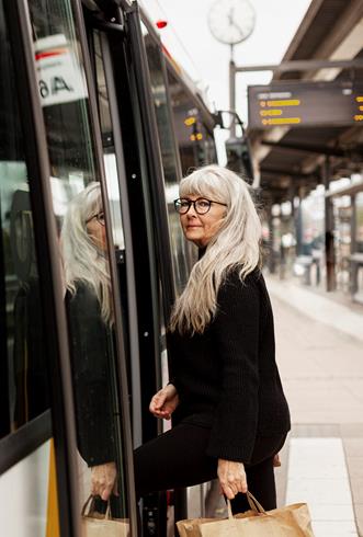 En kvinna som går på ett tåg
