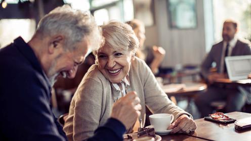 Ett äldre par sitter på ett café och har det trevligt