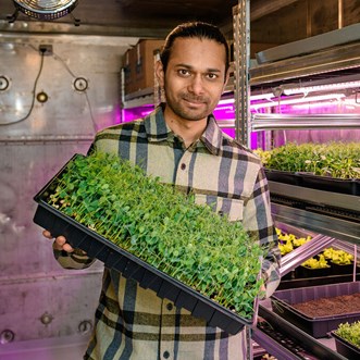 Naveen Chalakur Stadsodlare i Tiny Greens och verksam i Embassy of Sharing