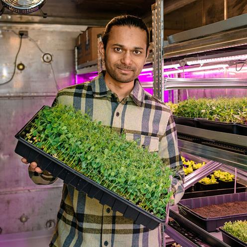 Naveen Chalakur Stadsodlare i Tiny Greens och verksam i Embassy of Sharing