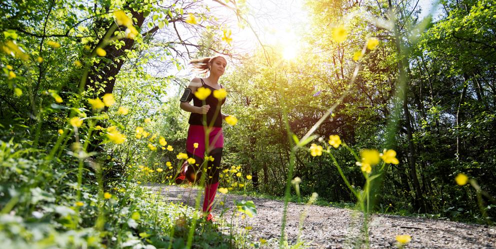 Kvinna joggar genom parken