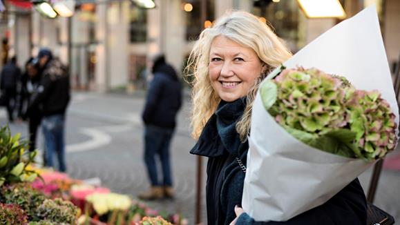 Kvinna med blommor