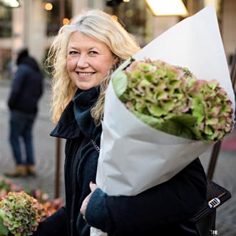 Kvinna med en bukett blommor