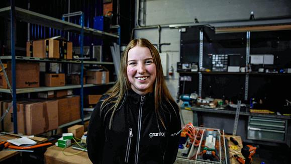 Jessica som jobbar som säkerhetstekniker efter Granitor Electros lärlingsprogram