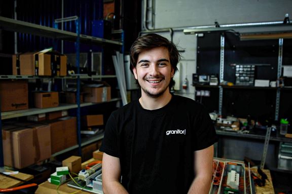 Alexander är lärling på Granitor Electros avdelning fastighetsautomation i Västerås.