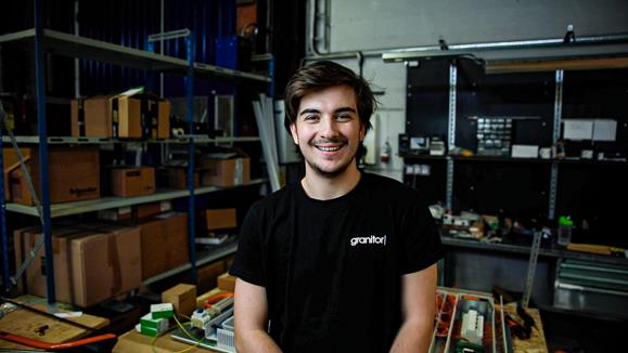 Alexander är lärling på Granitor Electros avdelning fastighetsautomation i Västerås.